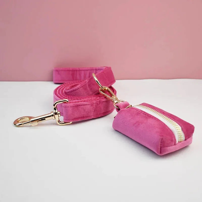 Luxe hondenset met gepersonaliseerde ID-tag inclusief fleece halsband riem harnas afneembare strik en bloem roze XS-L - Ruffy