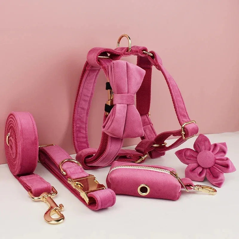 Luxe hondenset met gepersonaliseerde ID-tag inclusief fleece halsband riem harnas afneembare strik en bloem roze XS-L - Ruffy